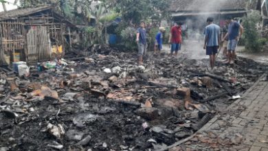 Polsek Cikeusal beri bantuan korban kebakaran rumah. Foto Yono