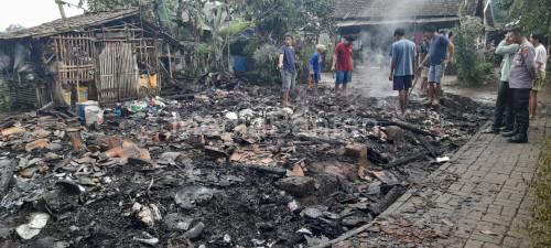 Polsek Cikeusal beri bantuan korban kebakaran rumah. Foto Yono