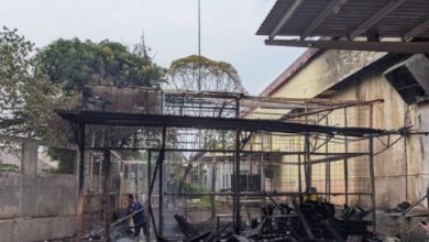 Gudang barang bekas Transmart terbakar. Foto: Antara