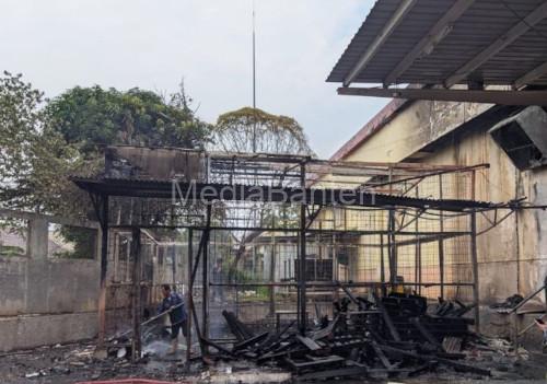 Gudang barang bekas Transmart terbakar. Foto: Antara