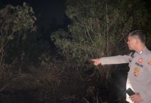 Seorang anggota polisi di Cigeulis menunjukan lokasi kebakaran. Foto Daeng Yusvin