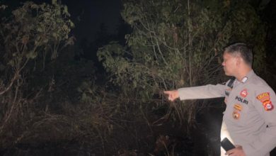 Seorang anggota polisi di Cigeulis menunjukan lokasi kebakaran. Foto Daeng Yusvin