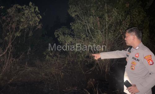 Seorang anggota polisi di Cigeulis menunjukan lokasi kebakaran. Foto Daeng Yusvin