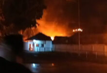 Kebakaran di Pabrik Partisi di Jawilan. Foto: Yono