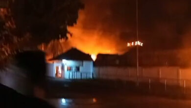 Kebakaran di Pabrik Partisi di Jawilan. Foto: Yono