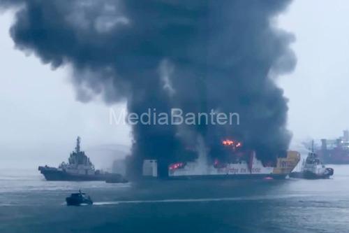 KMP Batu Mandi yang terbakar dekat Pelabuhan Merak. Foto Antara