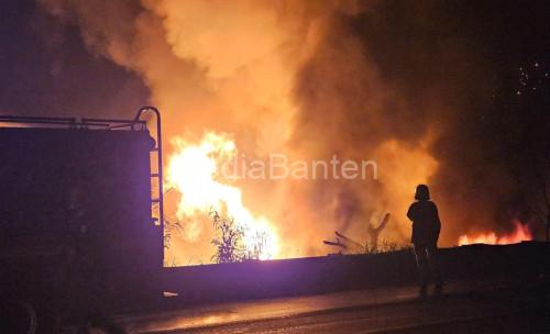 Lapak yang diduga penampung solar di Kramatwatu terbakar. Foto Daeng Yusvin