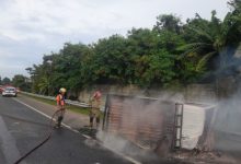 Kebakaran mobil pick up di jalan tol Tangerang - Jakarta. foto: Antara