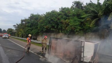 Kebakaran mobil pick up di jalan tol Tangerang - Jakarta. foto: Antara