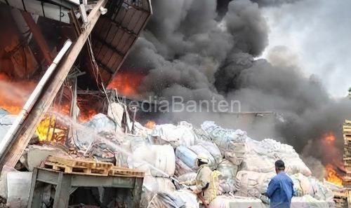 Kebakaran di pabrik kertas dan packging di Cikupa. Foto Antara