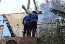 Petugas memadamkan kebakaran. Foto: Aden Hasanudin