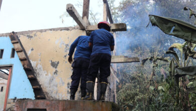 Petugas memadamkan kebakaran. Foto: Aden Hasanudin