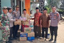 Bantuan untuk Arkamin, korban kebakaran rumah di Cikuesal. Foto Yono