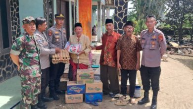 Bantuan untuk Arkamin, korban kebakaran rumah di Cikuesal. Foto Yono