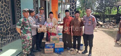 Bantuan untuk Arkamin, korban kebakaran rumah di Cikuesal. Foto Yono