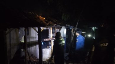Rumah Samaah di Tanara terbakar yang diduga akbiat sambaran petir. Foto Yono