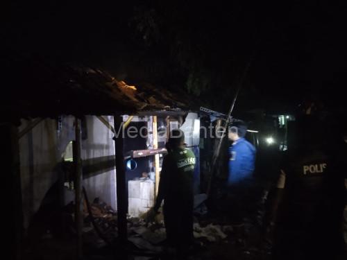Rumah Samaah di Tanara terbakar yang diduga akbiat sambaran petir. Foto Yono