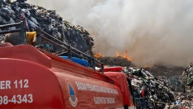 Kebakaran di TPSA Jatiwaringin, Kabupaten Tangerang. Foto Antara