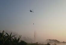 Helikopter water Booming dari BNPB dikerahkan memadakan kebakaran TPSA Jatiwaringin. Foto Antara
