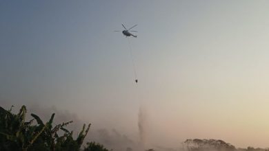 Helikopter water Booming dari BNPB dikerahkan memadakan kebakaran TPSA Jatiwaringin. Foto Antara