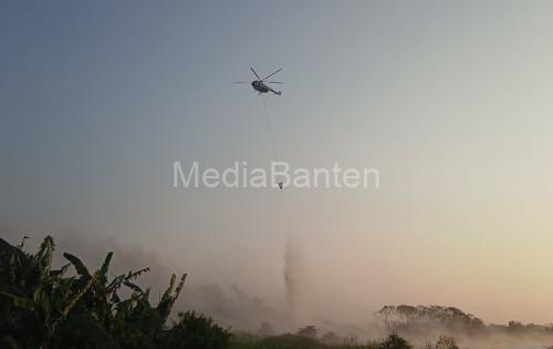 Helikopter water Booming dari BNPB dikerahkan memadakan kebakaran TPSA Jatiwaringin. Foto Antara