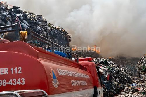 Kebakaran di TPSA Jatiwaringin, Kabupaten Tangerang. Foto Antara