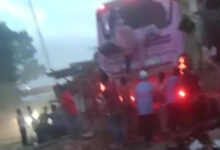 Rombongan ziaran dari Tangerang terlibat kecelakaan beruntunt di Ciamis. Foto: Hendra Hermawan