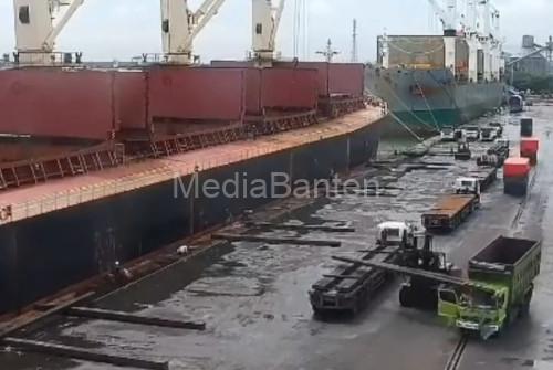 Kecelakaan kerja yang menewaskan sopir dump truk di Pelabuhan Ciwandan. Foto Daeng Yusvin