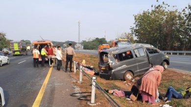 Kecelakaan angot Daihatsu Granmax di Jalan Tol Tangerang - Merak. Foto: Yono