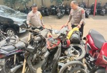 Sepeda motor yang menjadi korban kecelakaan lalu linas selama Operasi Ketupat Maung 2024 di Kab Serang. Foto: Yono
