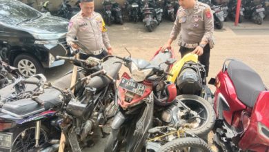 Sepeda motor yang menjadi korban kecelakaan lalu linas selama Operasi Ketupat Maung 2024 di Kab Serang. Foto: Yono