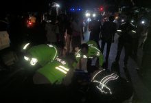 Unit Gakum Polres Serang di lokasi kecelakaan Sabtu malam. Foto: Yono
