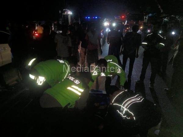 Unit Gakum Polres Serang di lokasi kecelakaan Sabtu malam. Foto: Yono