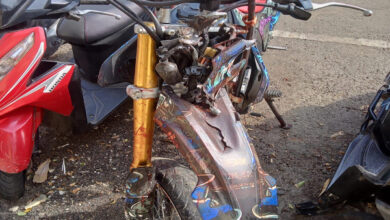 Kondisi sepeda motor Kawasaki usai ditagrak angot dan truk. Foto: Yono