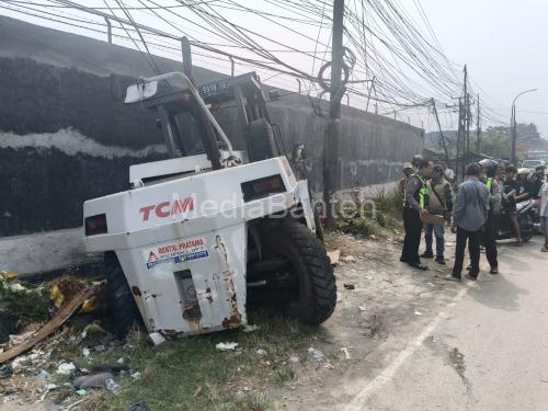 Kecelkaan tabrakan seedaa motor dengan Forklip. Foto Yono