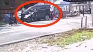 Kecelakaan maut yang menewaskan 2 orang di depan SDN Sukaratu, Pandeglang. Foto Daeng Yusvin
