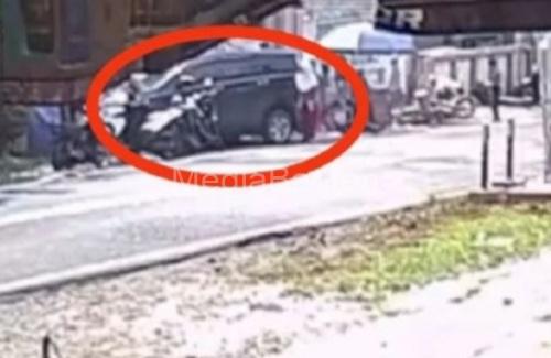 Kecelakaan maut yang menewaskan 2 orang di depan SDN Sukaratu, Pandeglang. Foto Daeng Yusvin