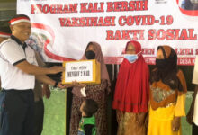 Danmenkav 2 Mar, Koloner Mar Muhammad Rizal menyerahkan tali asih ke masyarakat. Foto: Munawir - Menkav 2 Mar