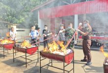 Kejari Kabupaten Tangerang musnahkan rokok ilegal. Foto Antara