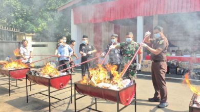 Kejari Kabupaten Tangerang musnahkan rokok ilegal. Foto Antara