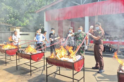 Kejari Kabupaten Tangerang musnahkan rokok ilegal. Foto Antara