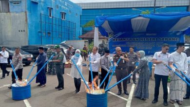 Pemusanahan barang bukti narkotika dan cukai di Kejari Serang. Foto: Antara