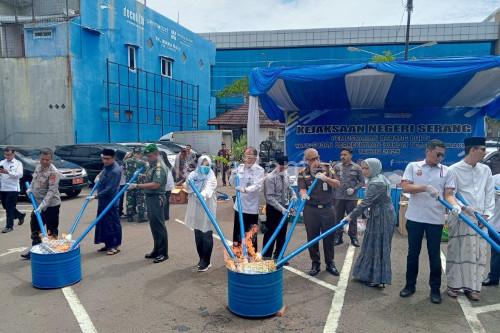 Pemusanahan barang bukti narkotika dan cukai di Kejari Serang. Foto: Antara
