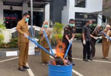 Kejari Serang melakukan pemusanahan barang bukti. Foto: Antara