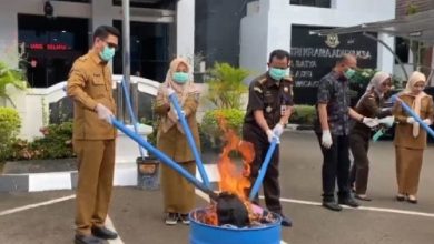 Kejari Serang melakukan pemusanahan barang bukti. Foto: Antara