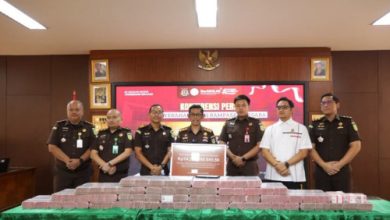Kepala Kejari Tangsel, Apreza Darul Putra dalam jumpa pers. Foto Antara
