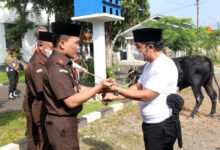 Kejati Banten, Leonar Eben Ezer Simanjutan menyerahkan sapi kurban kepada Al Muktabar, Pj Gubernur Banten. Foto: Biro Adpim