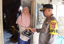 Kapolres Serang, AKBP Candra Sasongko takziah ke bocah SD tenggelam. Foto: Yono