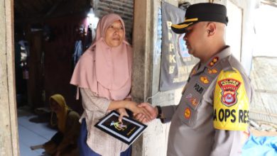 Kapolres Serang, AKBP Candra Sasongko takziah ke bocah SD tenggelam. Foto: Yono