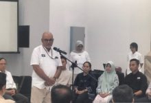 Salah satu keluarga rombongan jurnalis dalam berdoa bersama di Gedung Dewan Pers. Foto Antara